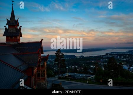 Vista dalle montagne giù su Oslo Foto Stock