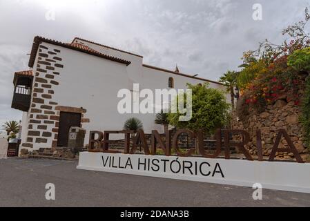 Betancuria, Fuerteventura, Spagna : 2020 Ottobre 6 : paesaggio urbano a Bentancuria sull'isola di Fuerteventura in Spagna in estate. Foto Stock