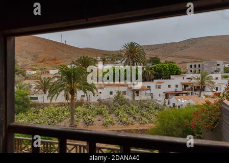 Betancuria, Fuerteventura, Spagna : 2020 Ottobre 6 : paesaggio urbano a Bentancuria sull'isola di Fuerteventura in Spagna in estate. Foto Stock