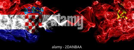 Croazia, Croata vs URSS, Soviet, Russia, Russo, comunismo fumoso bandiere mistiche affiancate. Bandiere di fumo astratte spesse colorate in seta. Foto Stock