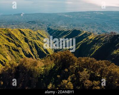 Vista aerea delle montagne con la foresta nel nord di Bali Foto Stock