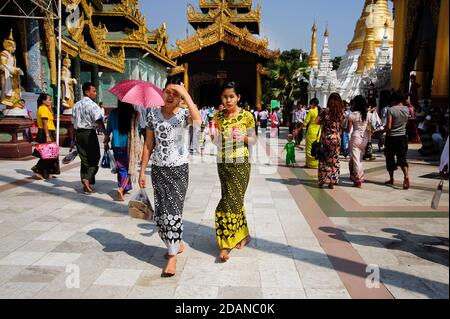 Le famiglie birmane camminano intorno ai bei terreni spaventati del Shwedagon Pagoda in Yangon Myanmar Foto Stock