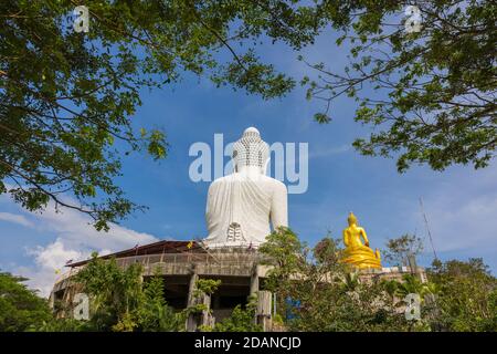 La parte posteriore della statua bianca del Grande Buddha. Big Buddha Phuket è uno dei punti di riferimento di Phuket Thailandia. Foto Stock