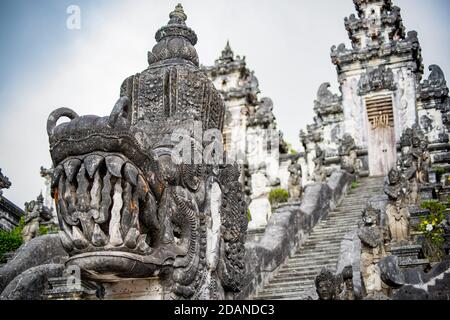 statua del drago al tempio di bali Foto Stock