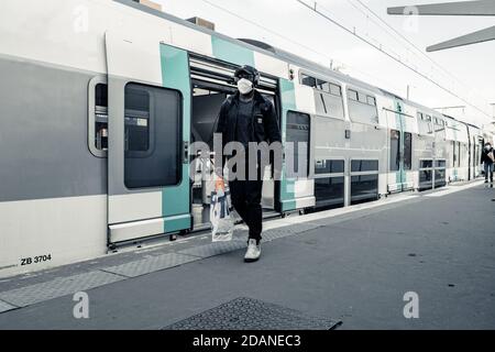 Parigi, Francia 11/14/2020: Black MAN esce dal treno con maschera durante la chiusura Foto Stock