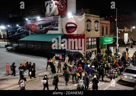 Detroit respirerà i dimostranti passare davanti ai murales a Detroit. Detroit Will Breathe, un gruppo attivista contro la brutalità della polizia e per le vite nere, ha organizzato una marcia notturna 'Chief Craig rassegnazione' nel centro di Detroit. Questa particolare protesta si è concentrata sul trattamento riservato dal capo della polizia James Craig ai manifestanti di destra che sono entrati a Detroit per fermare il conteggio dei voti al TCF Center il giorno dopo le elezioni. Detroit respira asserendo che i loro manifestanti pacifici sono stati inviati all'ospedale dalla polizia di Detroit, mentre i manifestanti di destra sono stati accolti a Detroit. Kevin Saunderson Foto Stock