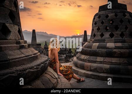 donna che guarda il tramonto a borobudur indonesia Foto Stock