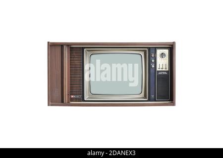 Vecchia TV vintage isolata su sfondo bianco. Televisione classica con custodia in legno. Oggetto con tracciato di ritaglio Foto Stock