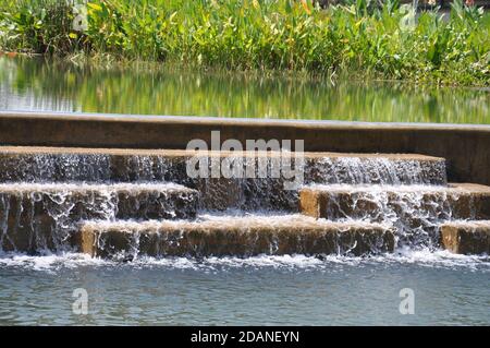 L'acqua artificiale è stata creata dall'acqua che cade su grandi scalini di pietra. Foto Stock