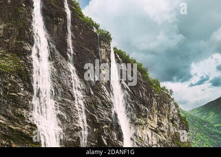 Geirangerfjord, Norvegia. Le cascate di Seven Sisters a Geirangerfjorden. Famoso monumento norvegese e destinazione popolare nel giorno d'estate Foto Stock