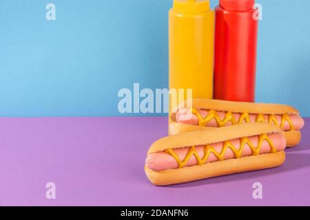 Stuzzicanti hotdog e bottiglie di senape e ketchup Foto Stock