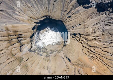 vista aerea nel cratere di un vulcano attivo Foto Stock