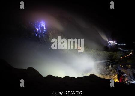 le fiamme blu di notte in ijen indonesia Foto Stock