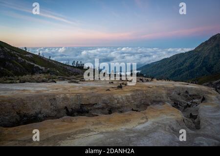 alba colorata sulle montagne sopra le nuvole Foto Stock