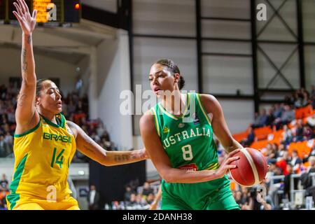 Il giocatore australiano di basket Liz Campage in azione contro Erika de Souza durante la partita di basket Brasile vs Australia Foto Stock