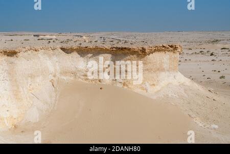 Formazione di montagna calcarea nel deserto di Zekreet, Qatar. Foto Stock