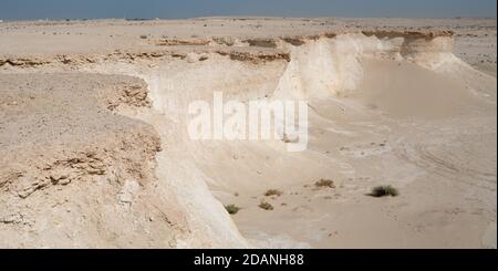 Formazione di montagna calcarea nel deserto di Zekreet, Qatar. Foto Stock