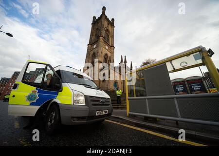 Liverpool, Regno Unito. 14 novembre 2020. La polizia pubblica un ordine disperdente presso la Chiesa di San Luca bombardata a causa di un crescente raduno di persone che intendono mostrare la loro insoddisfazione per il blocco del Regno Unito e la reazione del governo britannico sul coronavirus COVID-19. Credit: Callum Fraser/Alamy Live News Foto Stock