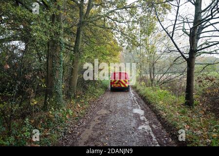 Royal Mail van in corsia di campagna Foto Stock