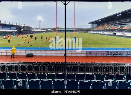 Londra, Regno Unito. 14 novembre 2020. Allianz Park si prepara sotto la pioggia per la partita Women Allianz Premier 15s tra Saracens Women e Wasps Ladies al Copthall Stadium, Londra, Inghilterra, il 14 novembre 2020. Foto di Phil Hutchinson. Solo per uso editoriale, è richiesta una licenza per uso commerciale. Nessun utilizzo nelle scommesse, nei giochi o nelle pubblicazioni di un singolo club/campionato/giocatore. Credit: UK Sports Pics Ltd/Alamy Live News Foto Stock
