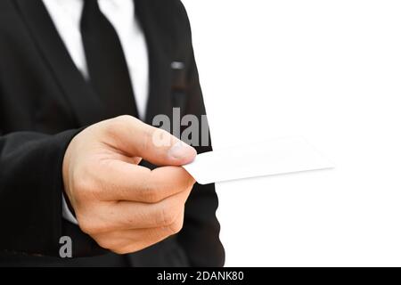 Mano dell'uomo in tuta che tiene il biglietto da visita bianco isolato su sfondo bianco, con tracciato di ritaglio. Foto Stock