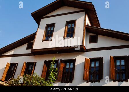 Basso angolo di tradizionale ottomana casa finestre contro il cielo blu a Safranbolu, Turchia. Sito patrimonio dell'umanità dell'UNESCO. Foto Stock