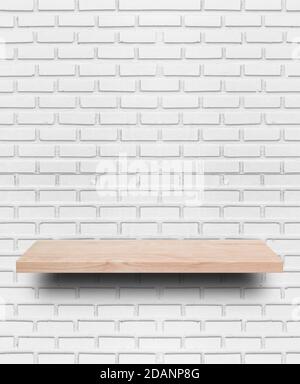Scaffale vuoto di legno su sfondo bianco muro di mattoni. Foto Stock