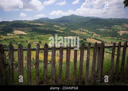 Le magnifiche colline romagnole che si possono osservare dalla cima della città di San Leo, a Rimini Foto Stock