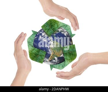 Le mani che circondano la Terra e il logo riciclano isolato su bianco. Elemento dell'immagine fornita dalla NASA Foto Stock