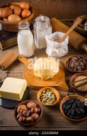 Assortimento di ingredienti da forno e utensili da cucina in legno d'epoca. Concetto di cottura di Natale. Foto Stock