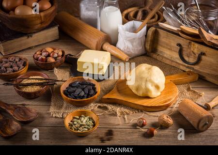 Assortimento di ingredienti da forno e utensili da cucina in legno d'epoca. Concetto di cottura di Natale. Foto Stock