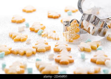 Biscotti di Natale fatti in casa a forma di albero di Natale su sfondo di marmo Foto Stock