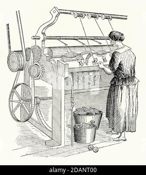 Una vecchia incisione di una donna che lavora in una macchina per la gassificazione del filato in un mulino tessile o di stoffa. È da un libro di ingegneria meccanica vittoriana del 1880. Nella produzione tessile, la gassificazione è il processo di far passare rapidamente il filo appena filato attraverso una fiamma per rimuovere le estremità di fibra sciolta. Al di sotto del macchinario a cinghia sono visibili scatole del filo su mandrini, insieme alle bobine di filo di legno. Foto Stock