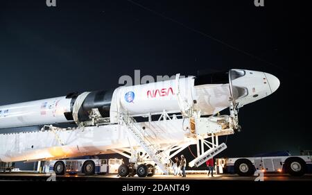 Il razzo SpaceX Falcon 9 con la Crew Dragon Resilience a bordo è sollevato in posizione verticale sul complesso di lancio 39A al Kennedy Space Center 9 novembre 2020 a Cape Canaveral, Florida. La missione della NASA SpaceX Crew-1 è la prima missione di rotazione dell'equipaggio della SpaceX Crew Dragon alla Stazione spaziale Internazionale. Foto Stock