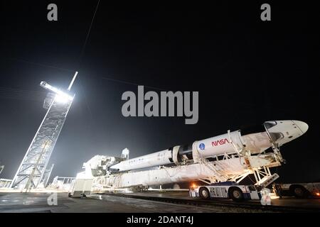 Il razzo SpaceX Falcon 9 con la Crew Dragon Resilience a bordo è sollevato in posizione verticale sul complesso di lancio 39A al Kennedy Space Center 9 novembre 2020 a Cape Canaveral, Florida. La missione della NASA SpaceX Crew-1 è la prima missione di rotazione dell'equipaggio della SpaceX Crew Dragon alla Stazione spaziale Internazionale. Foto Stock