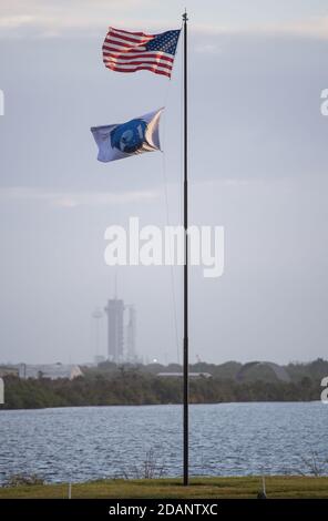 Il razzo SpaceX Falcon 9 che trasporta la navicella spaziale Crew Dragon a bordo del complesso di lancio 39A al Kennedy Space Center 10 novembre 2020 a Cape Canaveral, Florida. La missione della NASA SpaceX Crew-1 è la prima missione di rotazione dell'equipaggio della SpaceX Crew Dragon alla Stazione spaziale Internazionale. Foto Stock