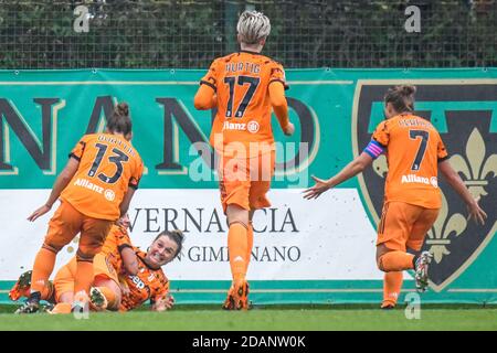San Gimignano (Fi, Italia. san gimignano (fi), Italia, stadio Santa Lucia, 14 Nov 2020, Juventus festeggia dopo aver segnato il traguardo di cristiana Girelli (Juventus) durante Florentia San Gimignano vs Juventus FC - Calcio italiano Serie A Femminile match - Credit: LM/Fabio Fagiolini Credit: Fabio Fagiolini/LPS/ZUMA Wire/Alamy Live News 2020 Foto Stock