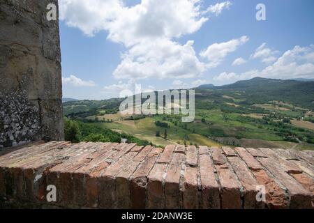 Le magnifiche colline romagnole che si possono osservare guardando fuori dal castello della città di San Leo, a Rimini Foto Stock