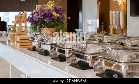 vassoi riscaldanti a buffet pronti per il servizio. colazione e pranzo buffet ristorazione banchetto in hotel o ristorante. Foto Stock