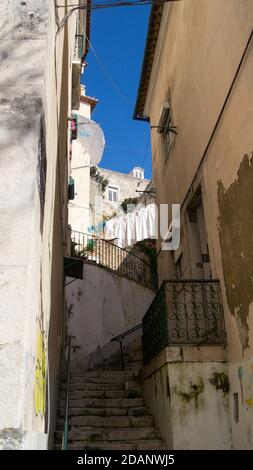 Passaggio colorato del vecchio villaggio di Lisbona, Portogallo Foto Stock