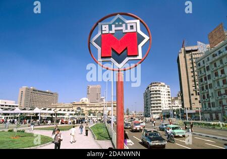 CAIRO, EGITTO-09 APRILE, 2001:segno della metropolitana a Piazza Tahrir con sullo sfondo il museo egizio, il Cairo, Repubblica d'Egitto Foto Stock