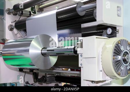 rotolo di lamina di alluminio per confezionamento alimentare su macchina automatica di confezionamento in fabbrica di prodotti alimentari. concetto industriale e tecnologico. Foto Stock