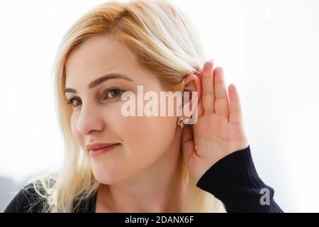 Ritratto di donna overhearing una conversazione Foto Stock