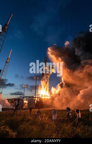 Un razzo United Launch Alliance (ULA) Atlas V che trasporta la missione NROL-101 per il National Reconnaissance Office (NRO) si innalza il 13 novembre 2020 alle 17:32 EST dal Space Launch Complex-41 alla Cape Canaveral Air Force Station, FL. (Foto di Alex G Perez/AGPfoto/Sipa USA) Credit: Sipa USA/Alamy Live News Foto Stock