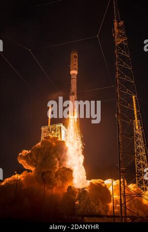 Un razzo United Launch Alliance (ULA) Atlas V che trasporta la missione NROL-101 per il National Reconnaissance Office (NRO) si innalza il 13 novembre 2020 alle 17:32 EST dal Space Launch Complex-41 alla Cape Canaveral Air Force Station, FL. (Foto di Alex G Perez/AGPfoto/Sipa USA) Credit: Sipa USA/Alamy Live News Foto Stock