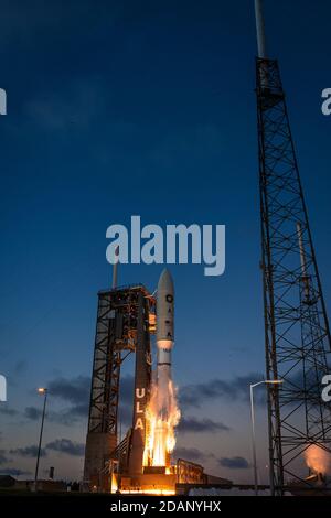 Un razzo United Launch Alliance (ULA) Atlas V che trasporta la missione NROL-101 per il National Reconnaissance Office (NRO) si innalza il 13 novembre 2020 alle 17:32 EST dal Space Launch Complex-41 alla Cape Canaveral Air Force Station, FL. (Foto di Alex G Perez/AGPfoto/Sipa USA) Credit: Sipa USA/Alamy Live News Foto Stock