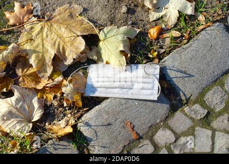 Gettato via maschera viso a Berlino Foto Stock