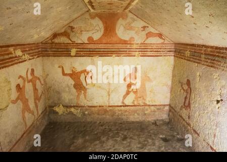 Tarquinia, Italia - 18 settembre 2020: Tomba di gazzelle, una delle tombe della necropoli etrusca di Tarquinia Foto Stock