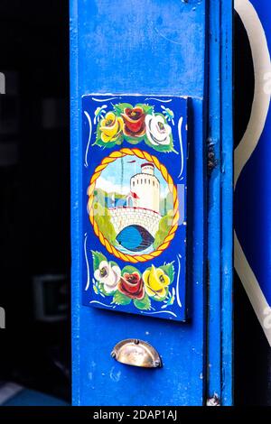 Roses & Castelli arte popolare decorazione su una porta di poppa chiatta lungo il Canal Grand Union, Colne Valley, Regno Unito Foto Stock