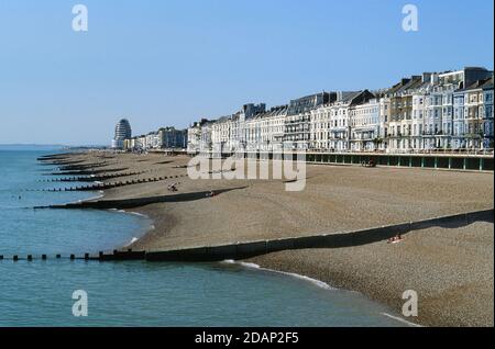 Il lungomare di Hastings, East Sussex, South East England, guardando a ovest verso St Leonards-on-Sea Foto Stock